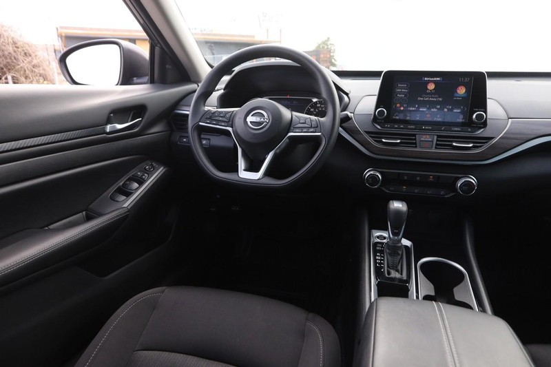 Nissan Altima Vehicle Image 20