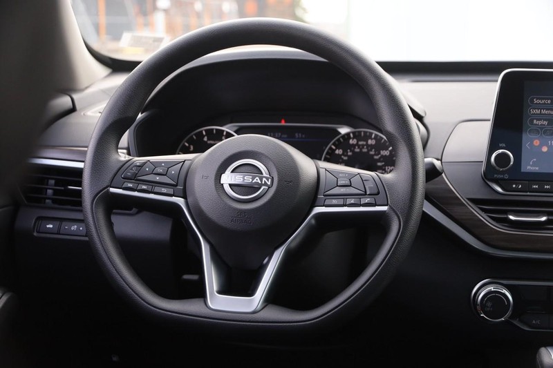 Nissan Altima Vehicle Image 21
