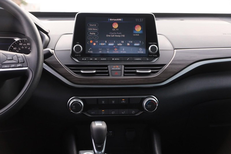 Nissan Altima Vehicle Image 22