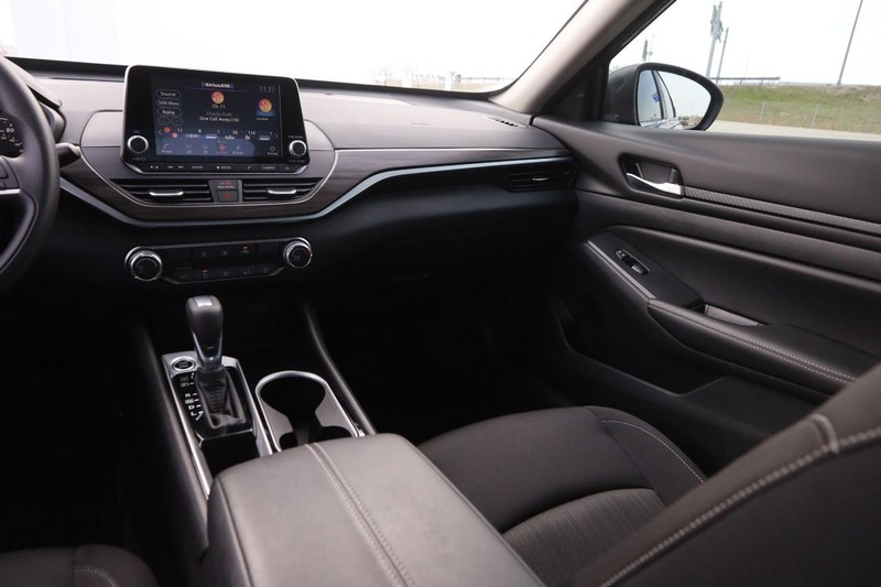 Nissan Altima Vehicle Image 23