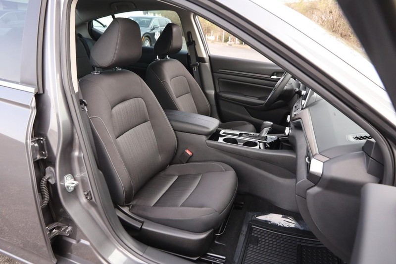 Nissan Altima Vehicle Image 24