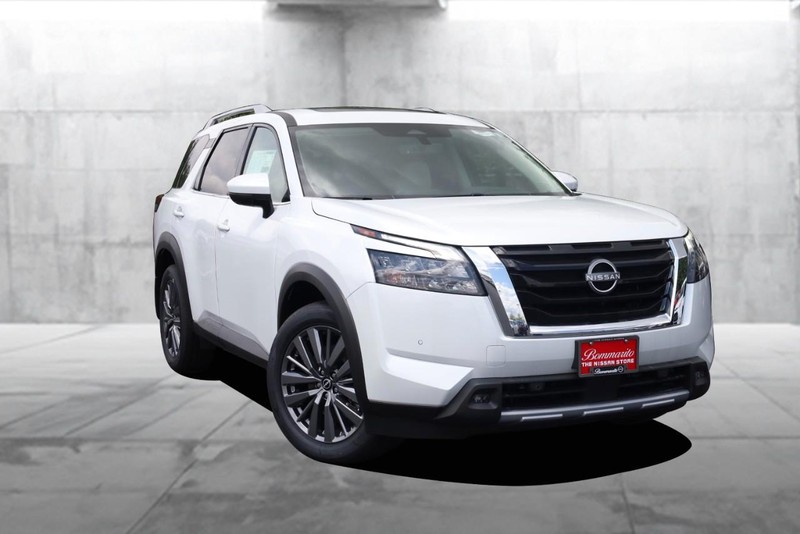 Nissan Pathfinder Vehicle Image 02