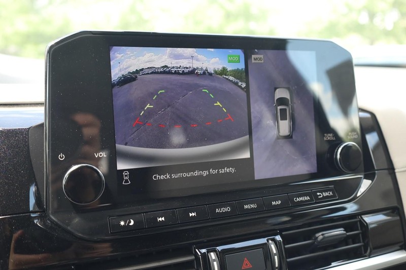 Nissan Pathfinder Vehicle Image 13