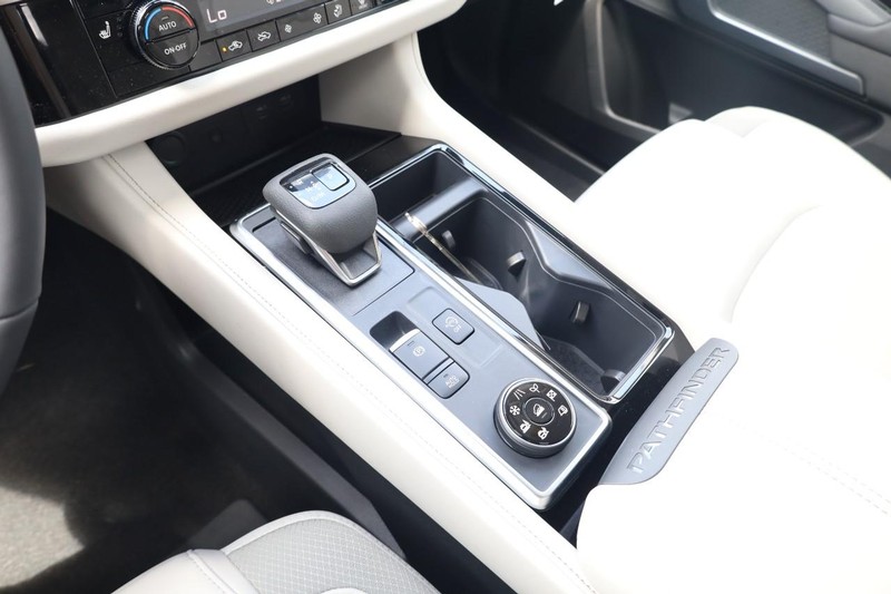 Nissan Pathfinder Vehicle Image 16