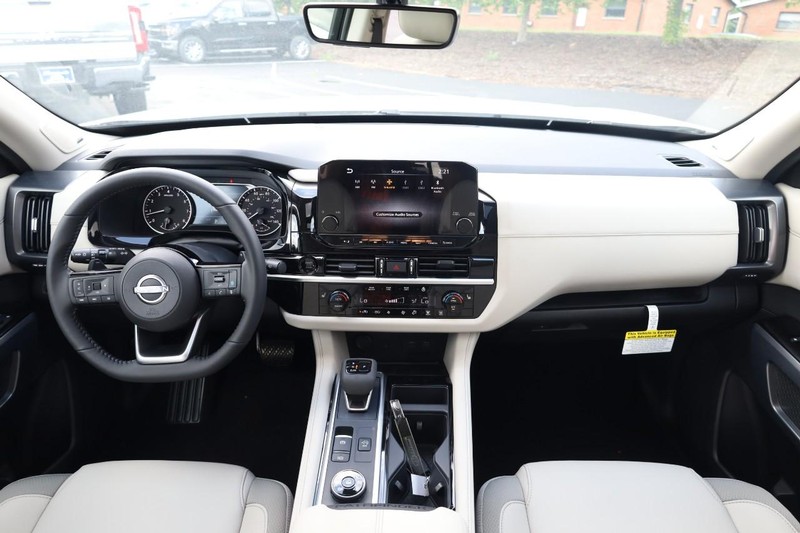 Nissan Pathfinder Vehicle Image 26
