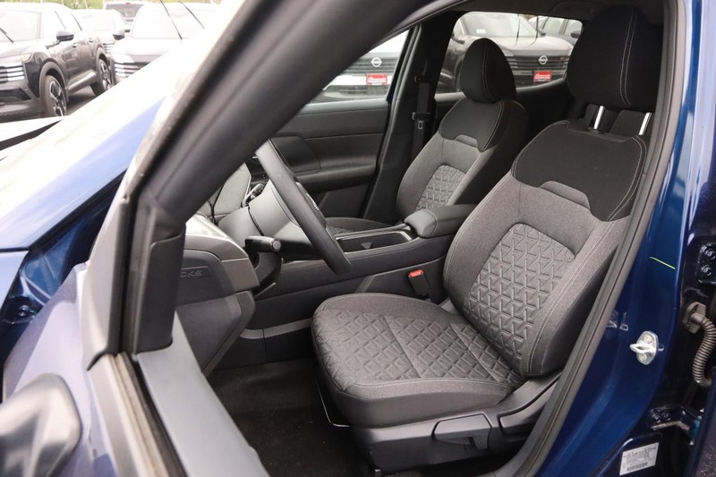 Nissan Kicks Vehicle Image 08