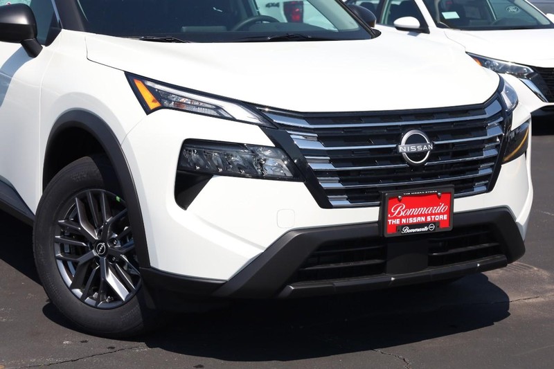Nissan Rogue Vehicle Image 03