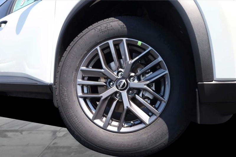 Nissan Rogue Vehicle Image 04