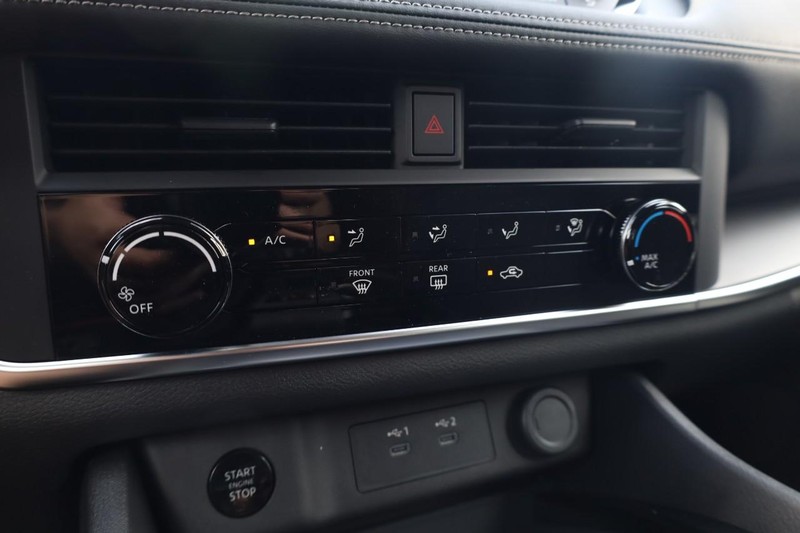Nissan Rogue Vehicle Image 14