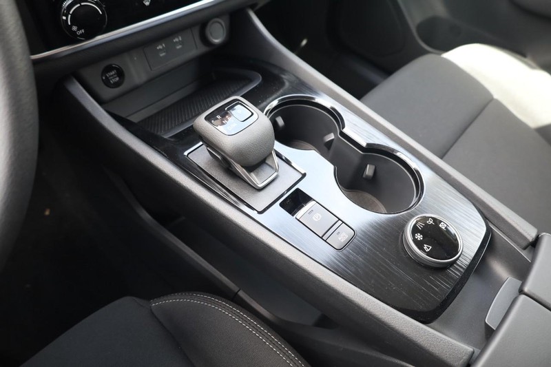 Nissan Rogue Vehicle Image 16