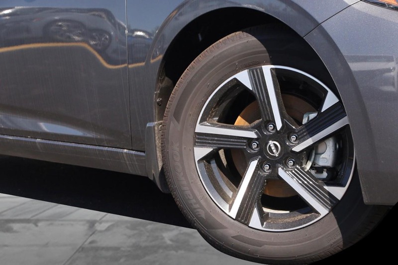 Nissan Sentra Vehicle Image 03