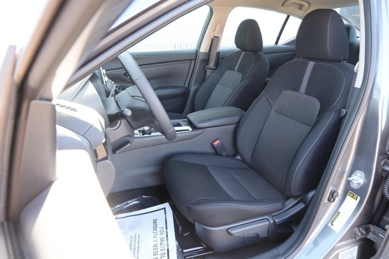 Nissan Sentra Vehicle Image 08