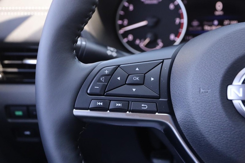 Nissan Sentra Vehicle Image 11