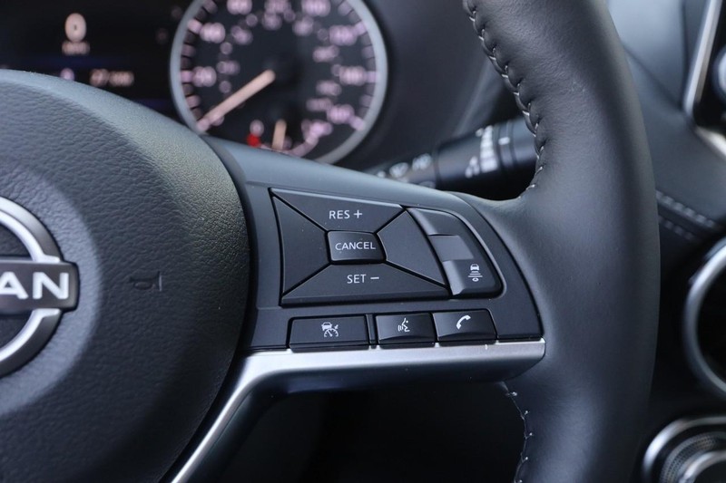 Nissan Sentra Vehicle Image 12