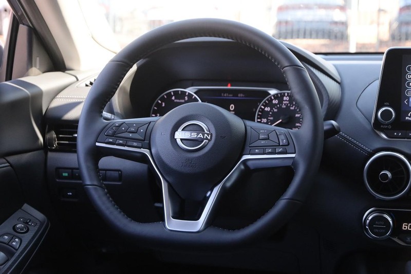 Nissan Sentra Vehicle Image 21