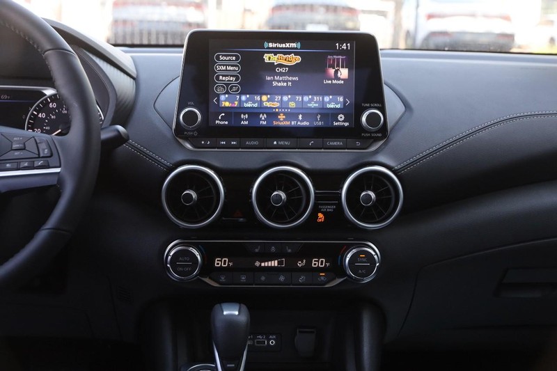 Nissan Sentra Vehicle Image 22