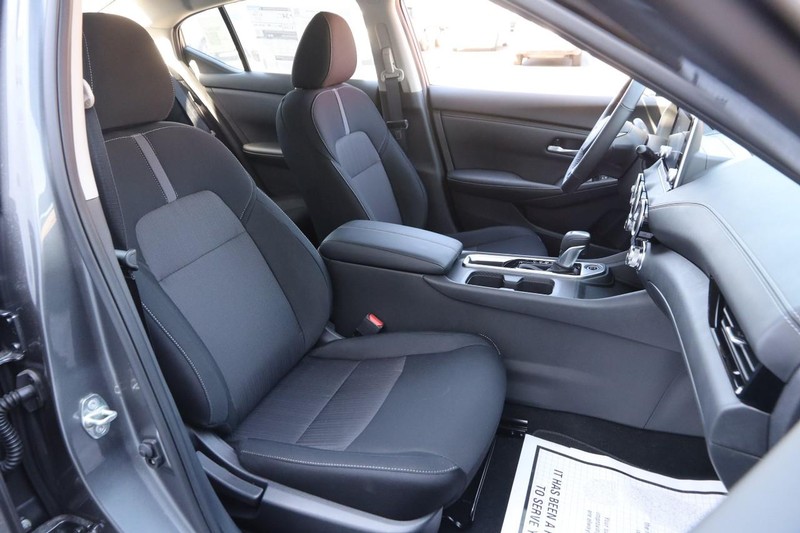 Nissan Sentra Vehicle Image 24