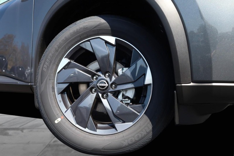 Nissan Rogue Vehicle Image 04