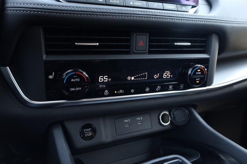 Nissan Rogue Vehicle Image 15