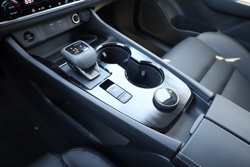 Nissan Rogue Vehicle Image 17