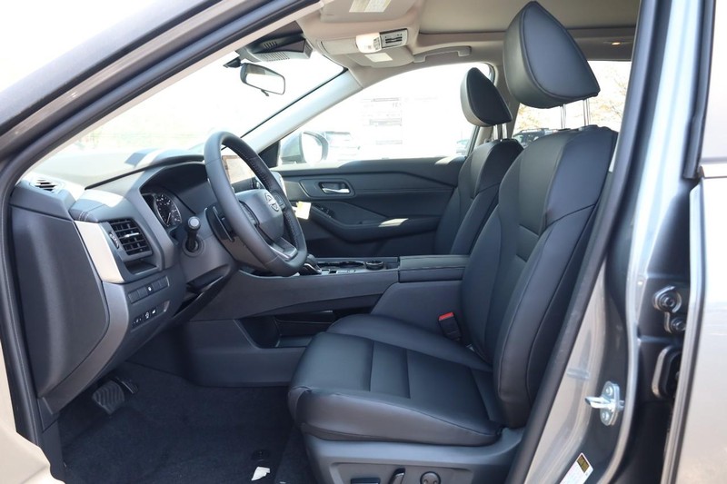 Nissan Rogue Vehicle Image 21