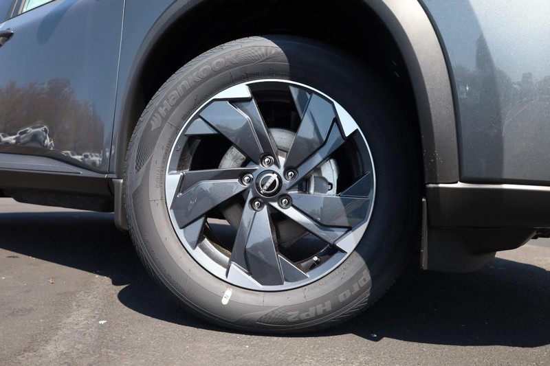Nissan Rogue Vehicle Image 03