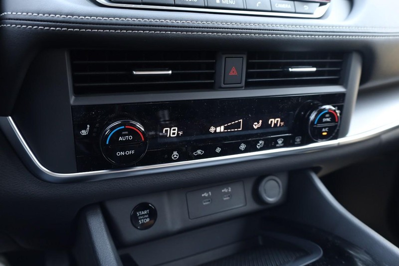 Nissan Rogue Vehicle Image 14
