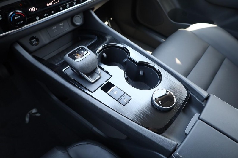 Nissan Rogue Vehicle Image 16