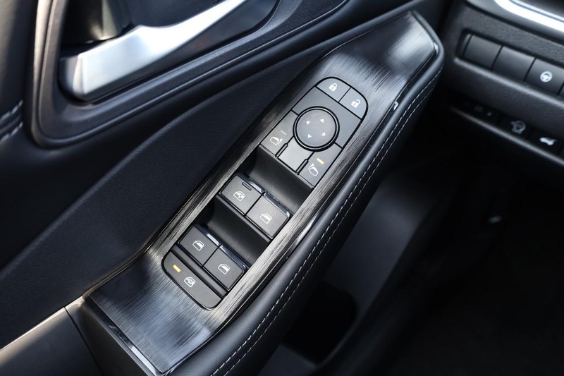 Nissan Rogue Vehicle Image 18
