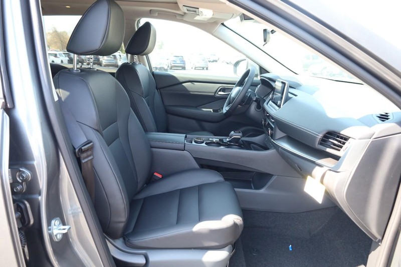 Nissan Rogue Vehicle Image 26