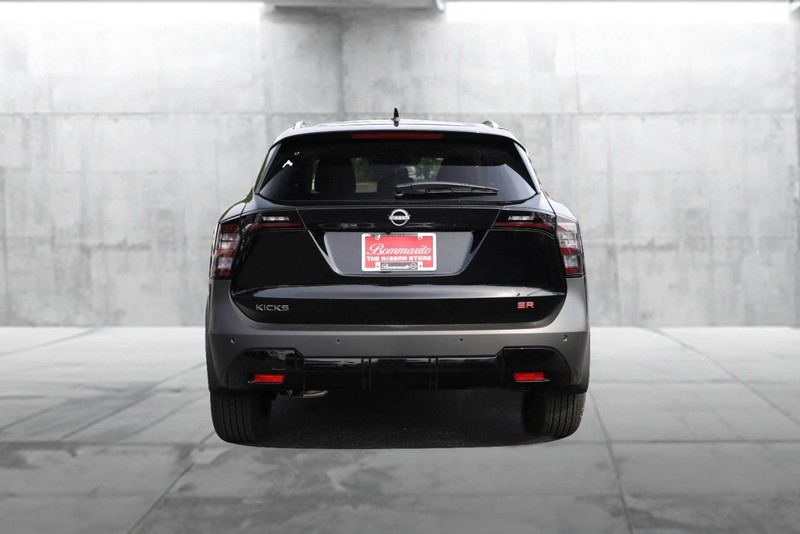 Nissan Kicks Vehicle Image 06