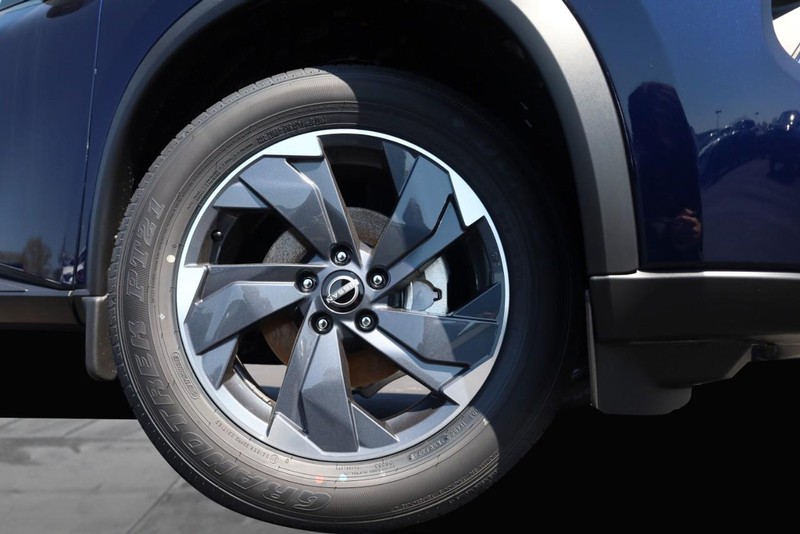 Nissan Rogue Vehicle Image 04