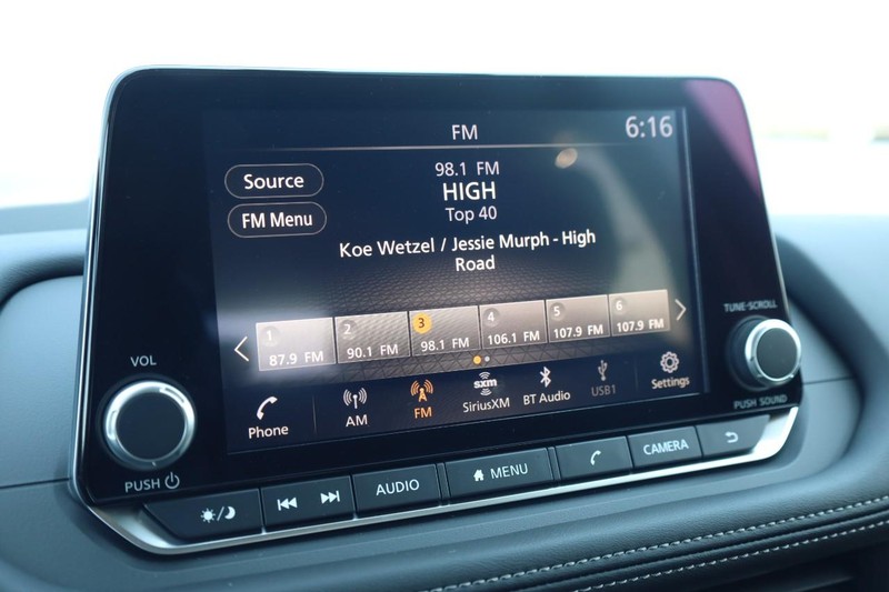 Nissan Rogue Vehicle Image 12