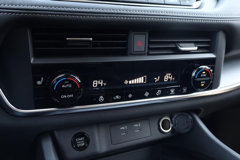 Nissan Rogue Vehicle Image 15