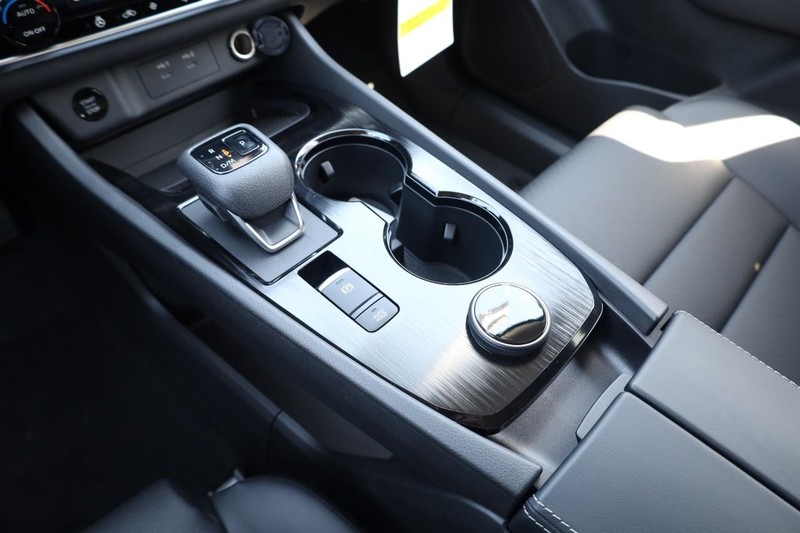 Nissan Rogue Vehicle Image 17