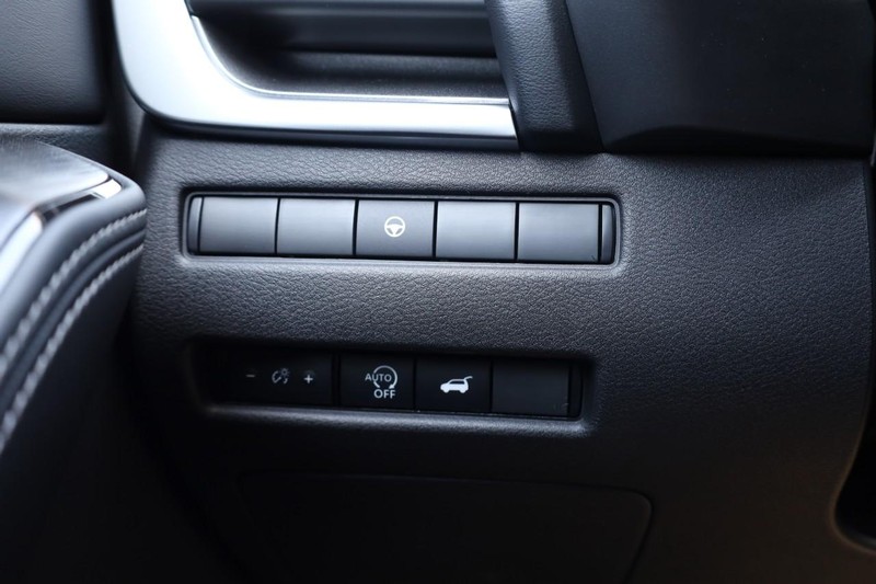 Nissan Rogue Vehicle Image 18