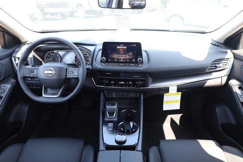 Nissan Rogue Vehicle Image 25