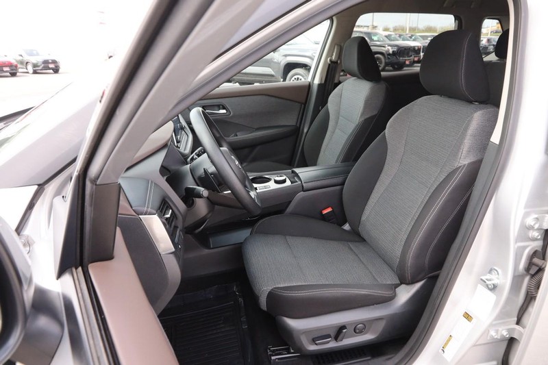 Nissan Rogue Vehicle Image 08