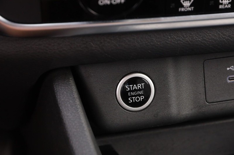 Nissan Rogue Vehicle Image 14