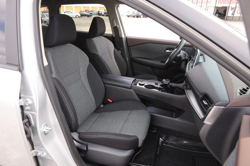 Nissan Rogue Vehicle Image 25