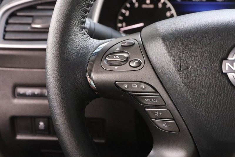 Nissan Murano Vehicle Image 11