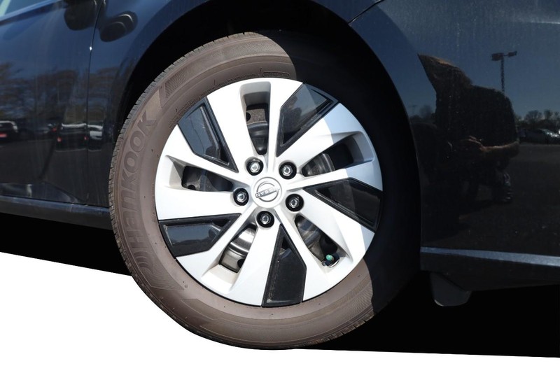 Nissan Altima Vehicle Image 03