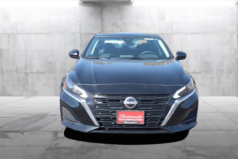 Nissan Altima Vehicle Image 04