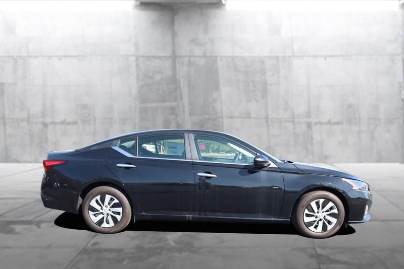 Nissan Altima Vehicle Image 05