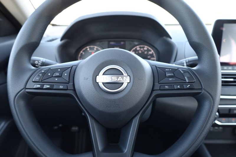Nissan Altima Vehicle Image 09