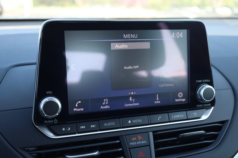 Nissan Altima Vehicle Image 11