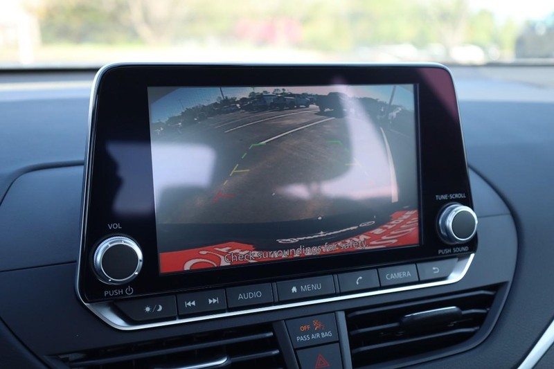 Nissan Altima Vehicle Image 13