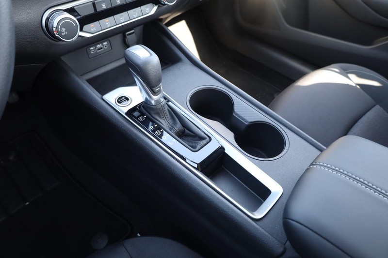 Nissan Altima Vehicle Image 16