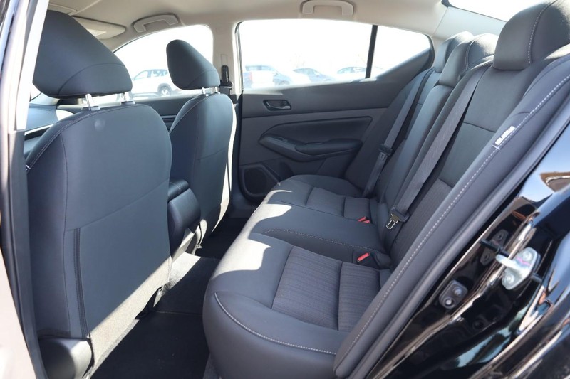 Nissan Altima Vehicle Image 20