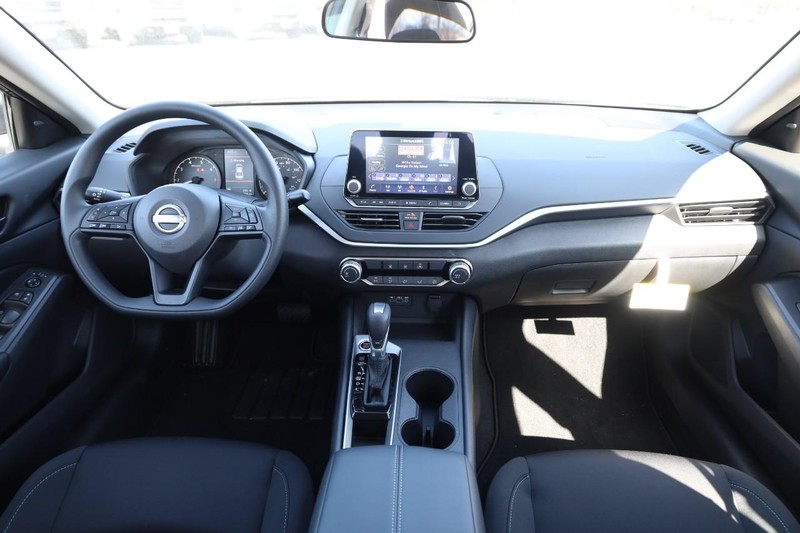 Nissan Altima Vehicle Image 21